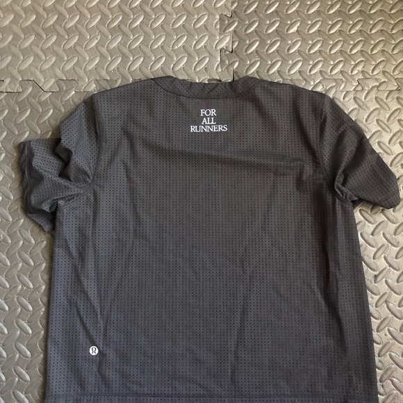 Lululemon Breathable Running Short Short Sleeve *Like New - Picture 4 of 5